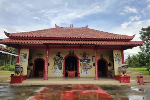 Kelenteng Timur Sampur